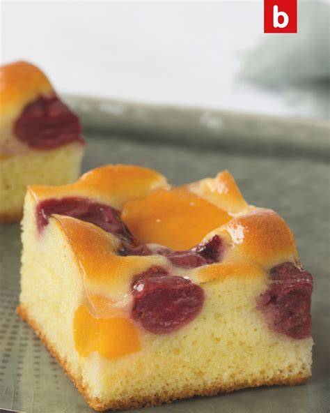 Teufelskuchen und andere Blechkuchen auf dem Kaffeetisch