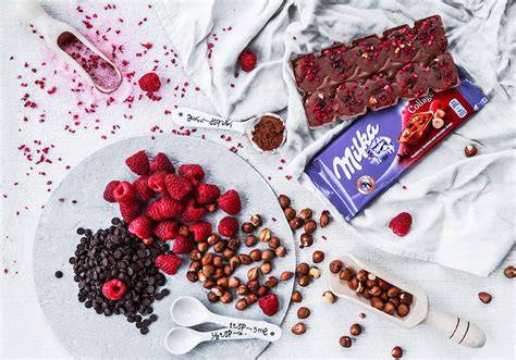 Textur-Detail der Milka Collage Schokolade mit Krokant und Himbeeren