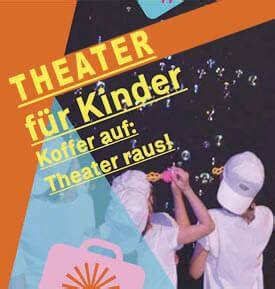 Theatervorstellung: Kinder und Erwachsene lachen