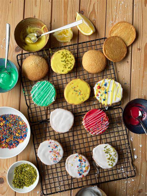 Thema: Bunte glutenfreie Kinder-Desserts auf einem Tisch