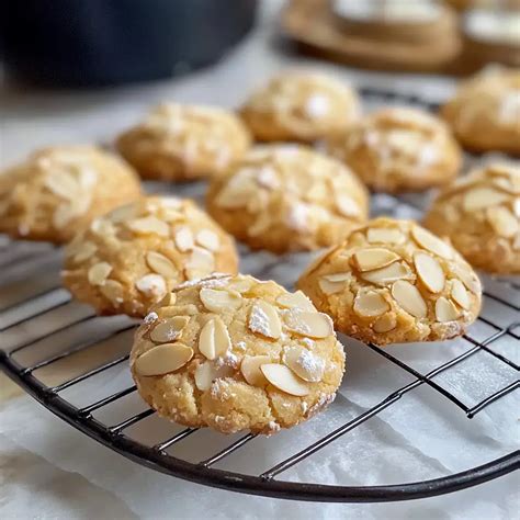 Thema: Frisch gebackene Marzipan-Kekse auf einem Kuchengitter