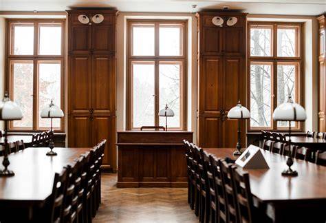 Thema: Gerichtssaal / Justizsymbolik