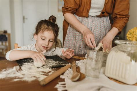 Thema: Großmutter beim Backen mit Puderzucker