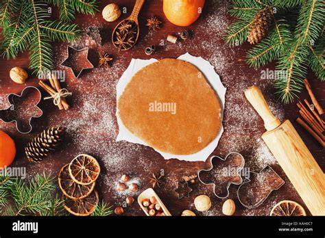 Thema: Teig ausgerollt mit verschiedenen Weihnachts-Ausstechformen