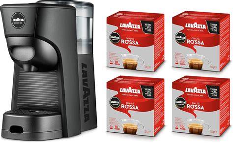 Thematische Fotografie von Lavazza Schokoladen-Kapseln neben einer modernen Kaffeemaschine