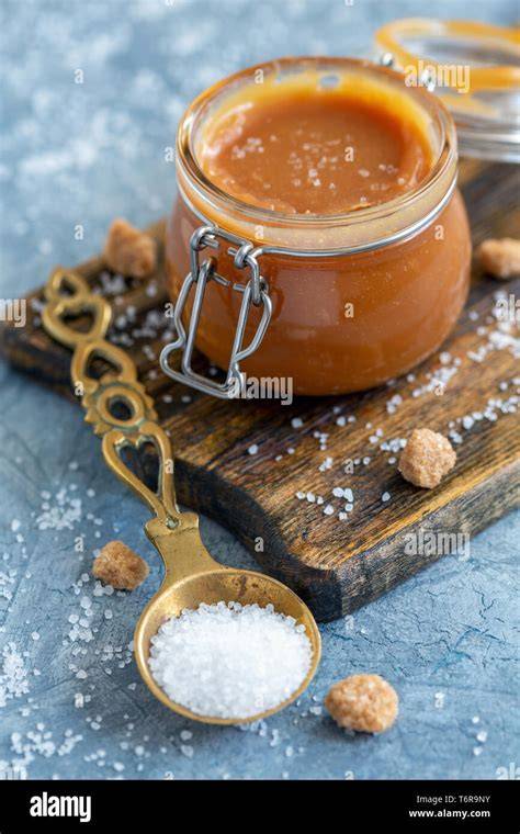 Thematisches Bild: Gesalzene Karamellsauce in einem kleinen Glas
