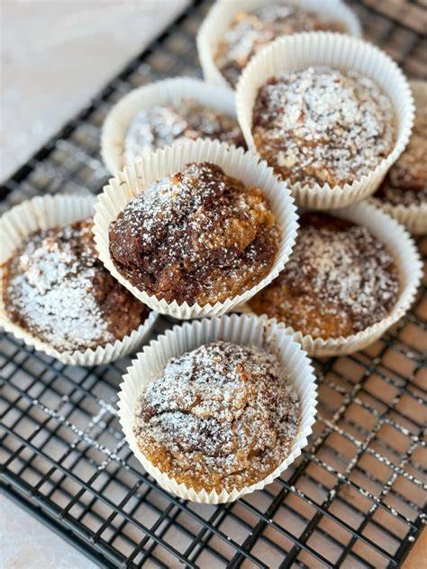 Themenbild: Frisch gebackene zuckerfreie Marmor-Bananen-Muffins auf einem Kuchengitter