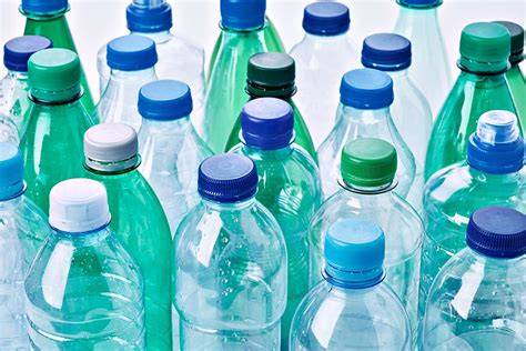 Themenbild: Verschiedene Tortenverpackungen aus Kunststoff nebeneinander