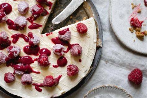 Themenbild American Cheesecake mit weißer Schokolade und Himbeer-Topping