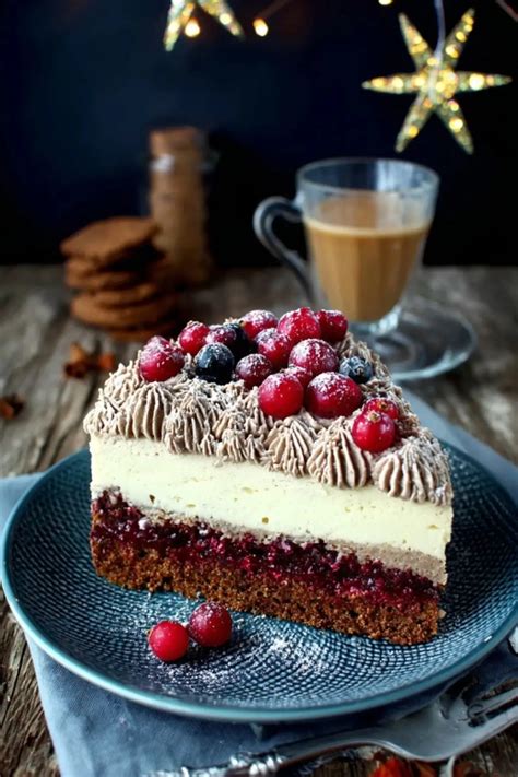 Themenmotiv „Kaffeetafel mit Nuss-Kirsch-Torte, Kaffee und Beeren“