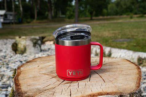 Thermobecher auf einem Picknicktisch
