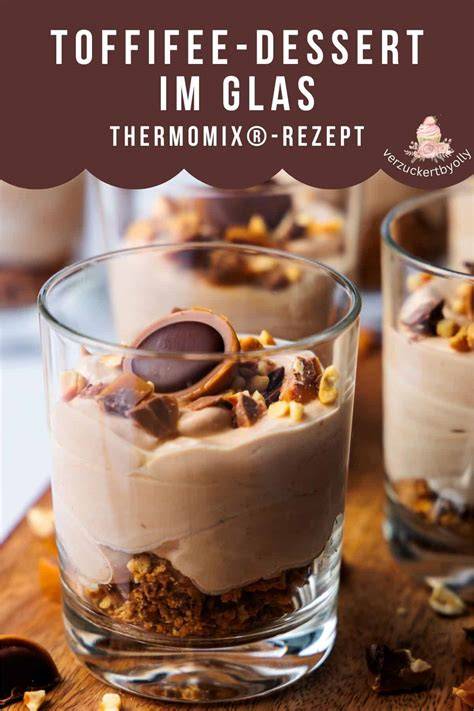 Thermomix® mit Dessertzutaten und Gläsern im Hintergrund
