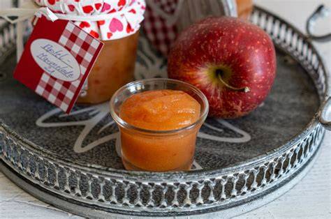 Thermomix Apfelmarmelade in Einmachgläsern, winterliches Ambiente