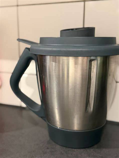 Thermomix Gerät mit Mixtopf und Messbecher