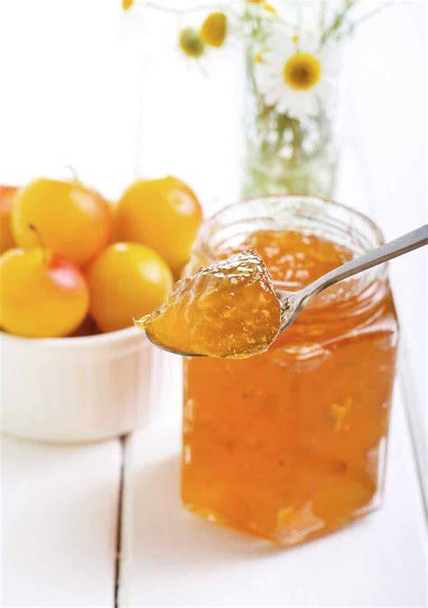 Thermomix Mixtopf mit Mirabellen, Gelierzucker, Zitronenschale und Orangensaft