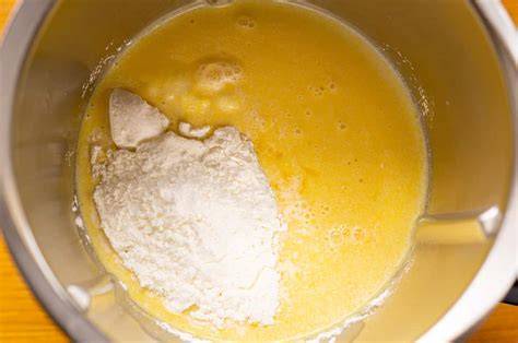 Thermomix Mixtopf mit Zutaten für Pudding