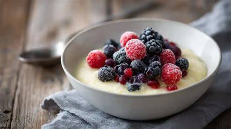 Thermomix Mixtopf mit gefrorenen Beeren und Banane