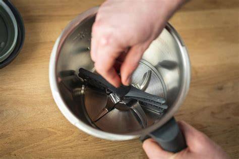 Thermomix Rühraufsatz und Mixtopf mit Zutaten