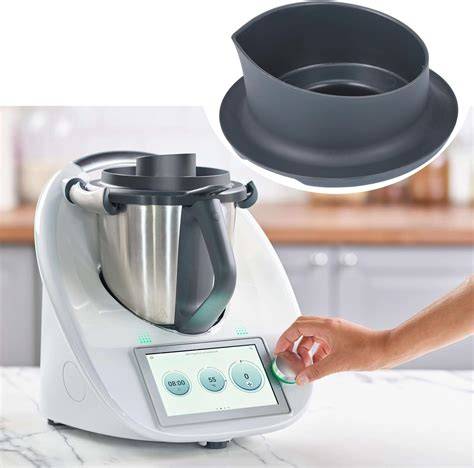 Thermomix mit Gareinsatz und Messbecher