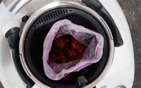 Thermomix mit Gefrierbeutel im Garkorb