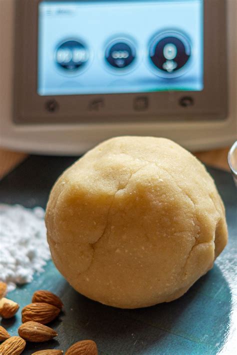 Thermomix mit Marzipan-Zutaten