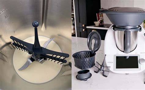 Thermomix mit aufgesetztem Rühraufsatz und Zutaten