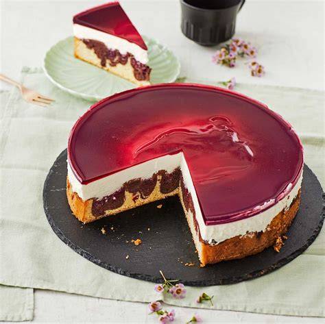 Thermomix mit frischem Kuchen und Zutaten