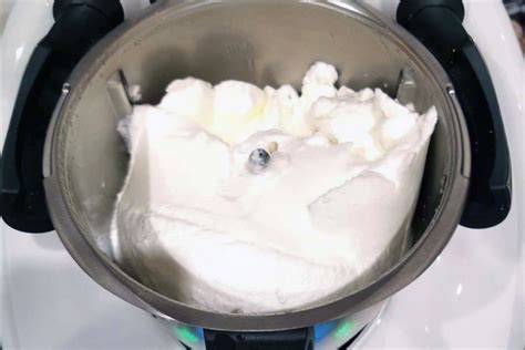 Thermomix mit steif geschlagenem Eischnee im Mixtopf