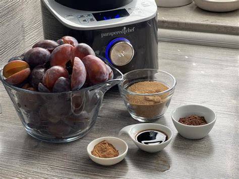 Thermomix neben Zutaten: Mehl, Nüsse, Pflaumenmus, Gewürze