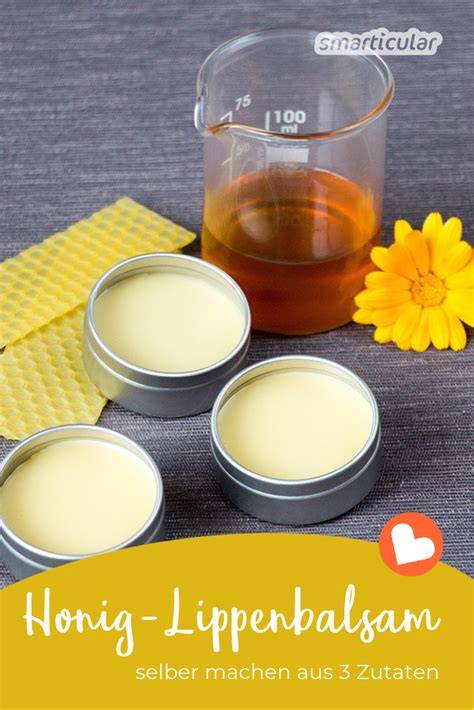 Thermomix neben Zutaten für Lippenbalsam: Honig, Kokosöl, Sheabutter, Bienenwachs
