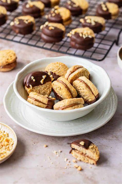 Thermomix neben Zutaten für Marzipan-Nougat-Plätzchen