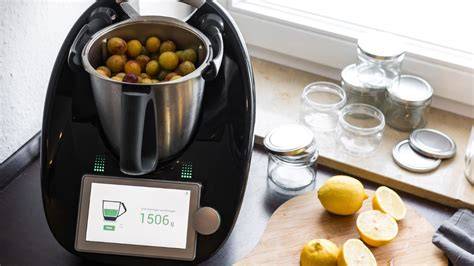 Thermomix steht auf einer Arbeitsfläche, daneben Johannisbeeren und Backzutaten