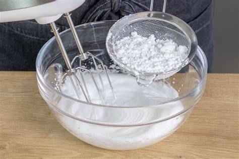 Thermomix und Schüssel mit weißem Zuckerguss