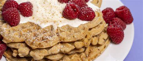 Thermomix und Waffeleisen: fertige Buchweizenwaffeln auf Teller