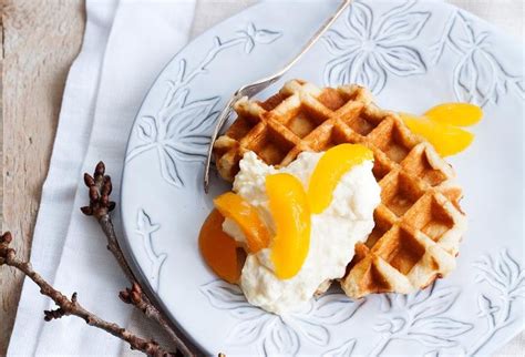 Thermomix und Waffeleisen mit Zutaten für Buttermilchwaffeln