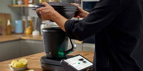 Thermomix und Zutaten auf der Arbeitsfläche