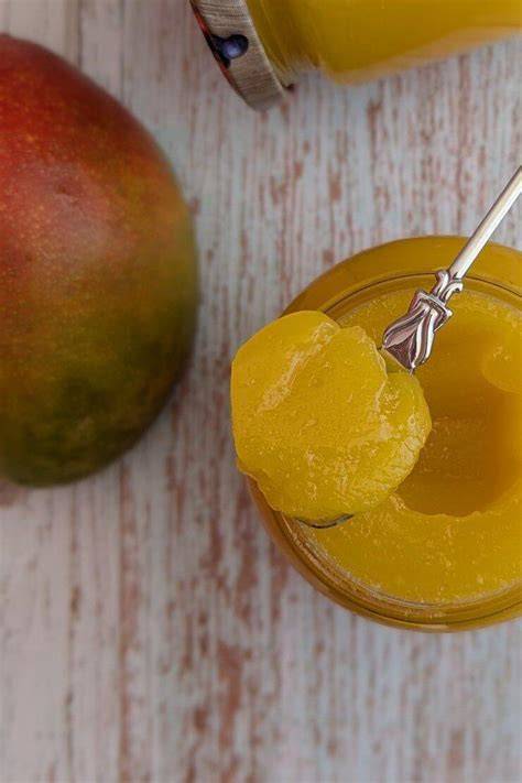 Thermomix und Zutaten für Mango-Marmelade auf der Arbeitsfläche