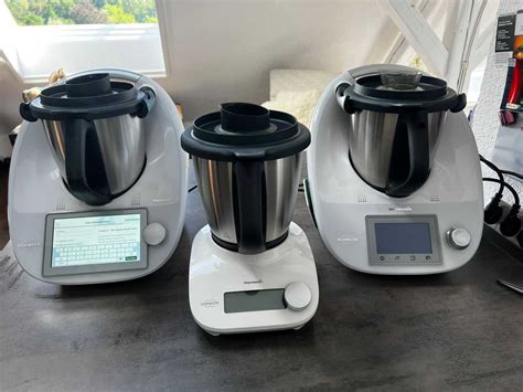 Thermomix und mehrere Tortenböden auf Anrichte