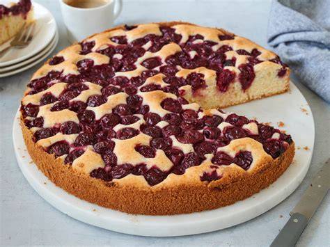 Thermomix-Kirschkuchen auf einer Kaffeetafel, angeschnitten