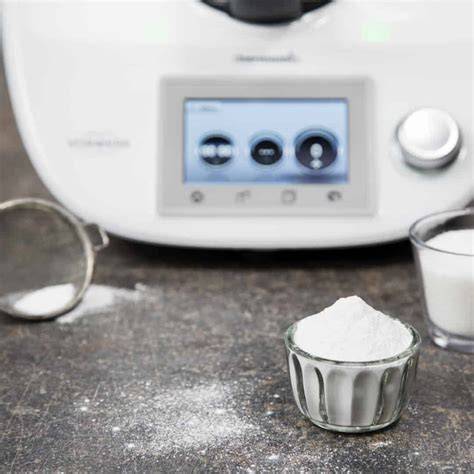 Thermomix-Mixtopf beim Pulverisieren von Zucker
