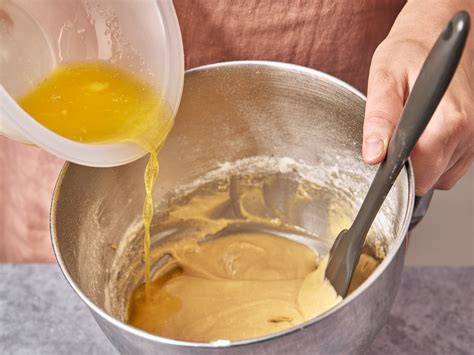 Thermomix-Rührschüssel mit gehackter weißer Schokolade