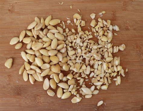 Thermomix-Schritte: Zitronenschale zerkleinern, Mandeln unterrühren, Cookies formen