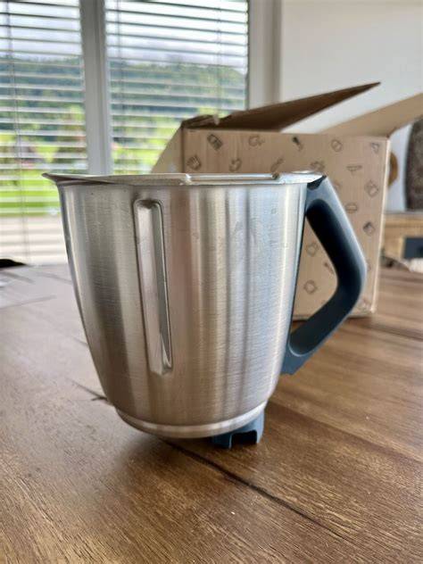 Thermomix-Schritte für No-Bake-Joghurtkuchen - Gerätedisplay und Mixtopf