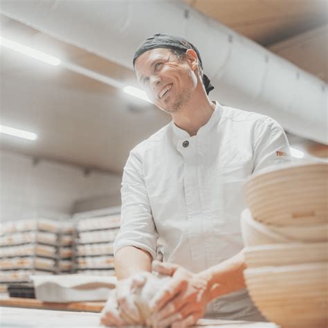 Thonke Bäcker bei der Arbeit mit regionalen Zutaten