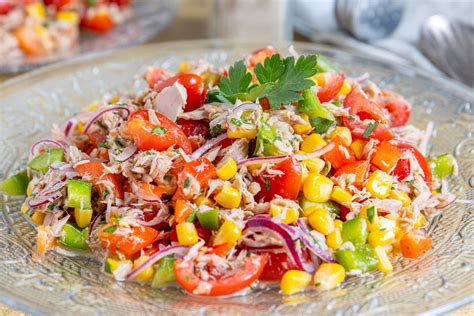 Thunfischsalat mit Hüttenkäse, serviert als Brotaufstrich