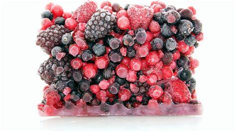 Tiefgekühlte Beeren im Topf