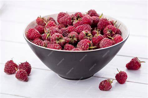 Tiefgekühlte Himbeeren in einer Schüssel