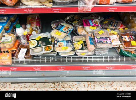 Tiefkühl-Torten im Supermarktregal