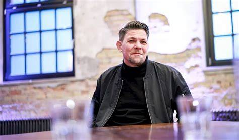 Tim Mälzer beim Backen