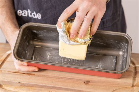 Tipps fürs Backen - Kastenform einfetten und bemehlen